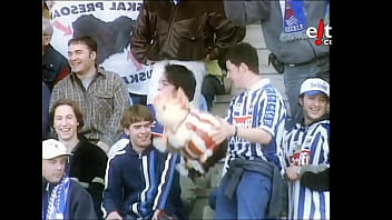 Realzale batek bilboko jostailuzko txerri bati ipurditikan ematen