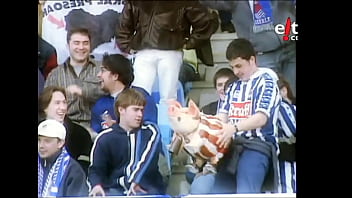 Realzale batek bilboko jostailuzko txerri bati ipurditikan ematen Realzale batek bilboko jostailuzko txerri bati ipurditikan ematen