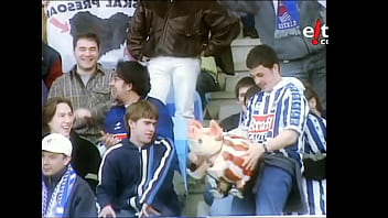 Realzale batek bilboko jostailuzko txerri bati ipurditikan ematen