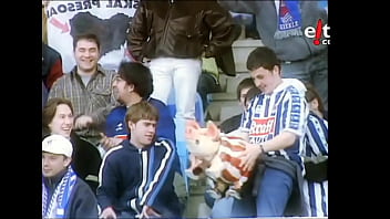 Realzale batek bilboko jostailuzko txerri bati ipurditikan ematen