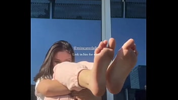 A novinha mostrando a solinha