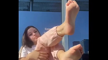 A novinha mostrando a solinha