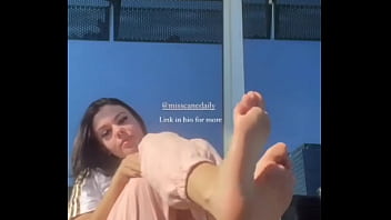 A novinha mostrando a solinha