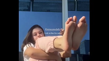 A novinha mostrando a solinha