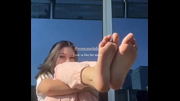 A novinha mostrando a solinha