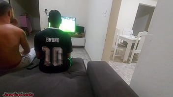 Tive que fazer sexo com amigo do meu marido por causa de uma aposta mas fiquei com tesão e acabei fazendo dp com os dois