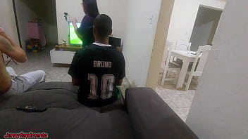 Tive que fazer sexo com amigo do meu marido por causa de uma aposta mas fiquei com tesão e acabei fazendo dp com os dois