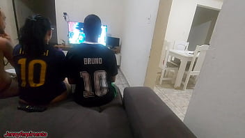 Tive que fazer sexo com amigo do meu marido por causa de uma aposta mas fiquei com tesão e acabei fazendo dp com os dois