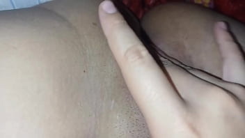 Novinha tocando siririca e gemendo muito