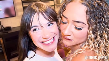 Desafiei minhas amigas em um jogo onde o prêmio era sexo a tres la no meu apertamento collab bruninha a surfista e stellar