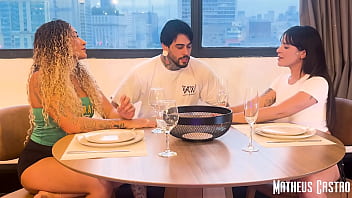 Desafiei minhas amigas em um jogo onde o prêmio era sexo a tres la no meu apertamento collab bruninha a surfista e stellar