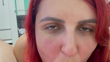 Lambendo a cabecinha bem devagar