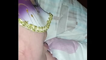 Cadela leite no cuzinho guloso