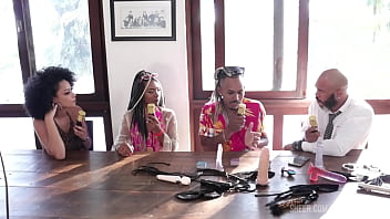 Eles tentam trabalhar a questão do preconceito por ser muito grande ainda no meio e já transaram em lugares públicos casal black rj sheer red