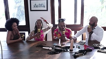 Eles tentam trabalhar a questão do preconceito por ser muito grande ainda no meio e já transaram em lugares públicos casal black rj sheer red