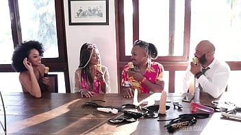 Eles tentam trabalhar a questão do preconceito por ser muito grande ainda no meio e já transaram em lugares públicos casal black rj sheer red