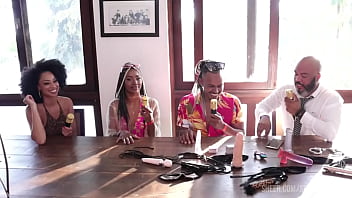 Eles tentam trabalhar a questão do preconceito por ser muito grande ainda no meio e já transaram em lugares públicos casal black rj sheer red