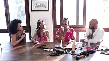 Eles tentam trabalhar a questão do preconceito por ser muito grande ainda no meio e já transaram em lugares públicos casal black rj sheer red