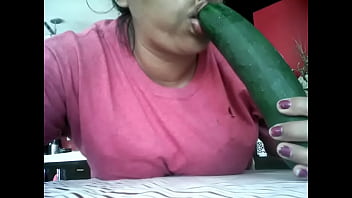 Señora chupando pepino