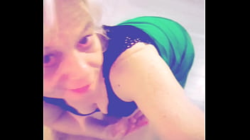 Bonjour toi je me présente sophie femme mature qui adore sucer des bites et les