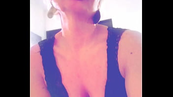 Bonjour toi je me présente sophie femme mature qui adore sucer des bites et les