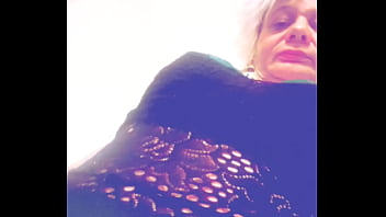 Bonjour toi je me présente sophie femme mature qui adore sucer des bites et les