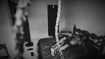 Camera de segurança do vizinho pegou casal fodendo e mulher tomando banho pelada no quintal