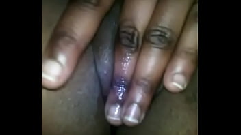 Gostosa enfiando o dedo na buceta