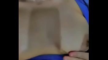 Agarrándose los pechos hasta excitarme toda