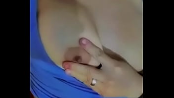 Agarrándose los pechos hasta excitarme toda