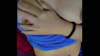 Agarrándose los pechos hasta excitarme toda