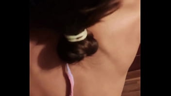 Le encanta jugar con su dildo