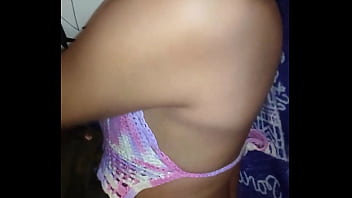 Le encanta jugar con su dildo