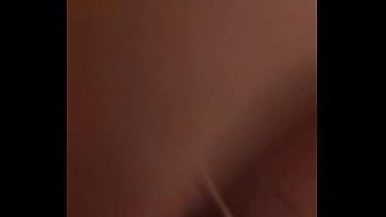 Le encanta jugar con su dildo