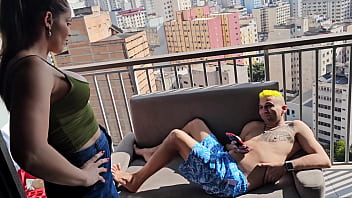 Mulher não me deixa jogar futebol mostra os peitos siliconado fala que é melhor que futebol