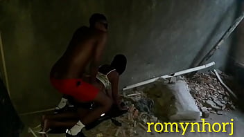 Novinha de shortinho da favela no rio de janeiro fudendo na casa abandonada