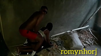 Novinha de shortinho da favela no rio de janeiro fudendo na casa abandonada