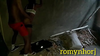 Novinha de shortinho da favela no rio de janeiro fudendo na casa abandonada