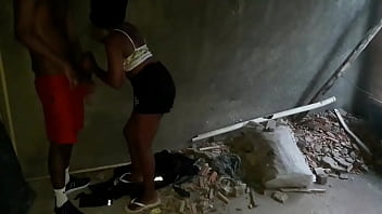 Novinha de shortinho da favela no rio de janeiro fudendo na casa abandonada