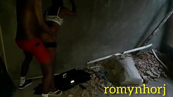 Novinha de shortinho da favela no rio de janeiro fudendo na casa abandonada