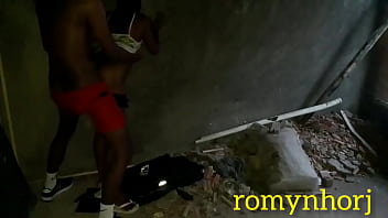 Novinha de shortinho da favela no rio de janeiro fudendo na casa abandonada