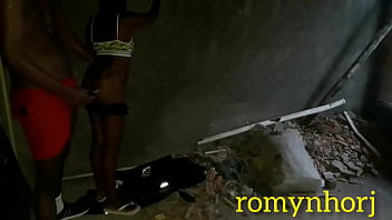 Novinha de shortinho da favela no rio de janeiro fudendo na casa abandonada
