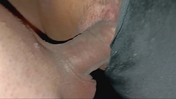 เอาควยถูเม็ดแตดให้เธอเสียวหีก่อนจะแหย่เข้าไปในรูแตดจนแตกใน