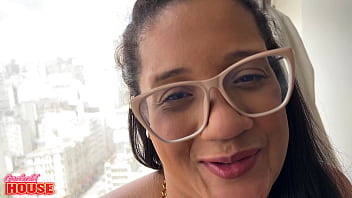 Essa morena safada namora há pouco tempo e já faz o cara de corno