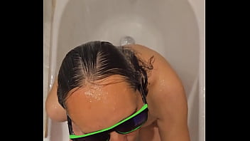 Wild wife's dripping bathroom blowjob with blazzing nails