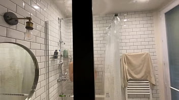 Nouvelle vidéo gratuite ce soir pour mes fans “sous la douche” je suce et