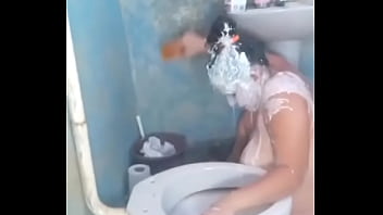 Enfiei a rola de borracha tão fundo que vomitei tudo na minha própria cara