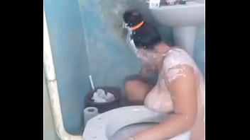 Enfiei a rola de borracha tão fundo que vomitei tudo na minha própria cara