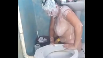 Enfiei a rola de borracha tão fundo que vomitei tudo na minha própria cara