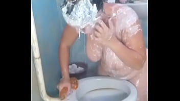 Enfiei a rola de borracha tão fundo que vomitei tudo na minha própria cara